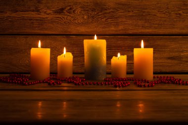 Yanan mumlar ve boncuk garland