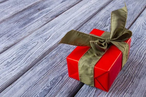 Caixa de presente vermelho em cinza — Fotografia de Stock