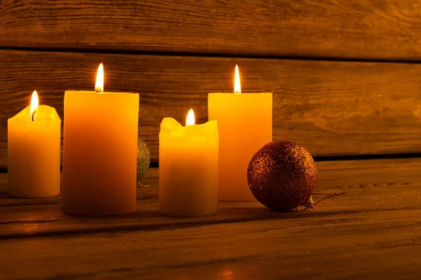 Candele accese e bagattelle scintillanti — Foto Stock