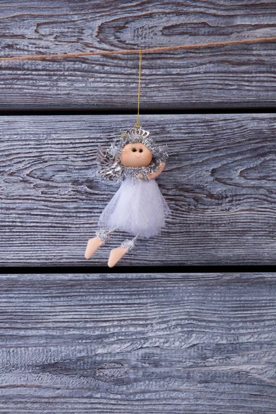 Statuetta angelo su sfondo di legno — Foto Stock