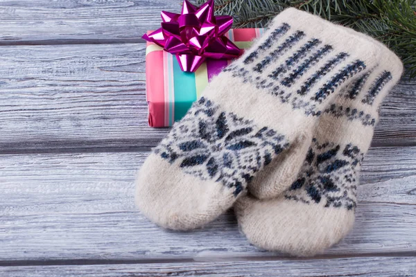 Winter gloves with Scandinavian pattern — Stock Photo, Image