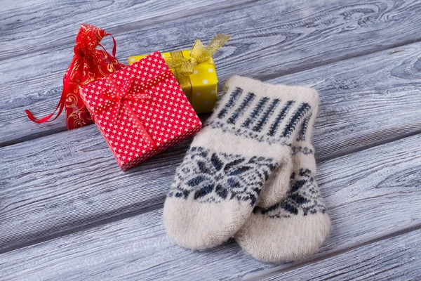 Hand knitted mittens and presents — Stock Photo, Image