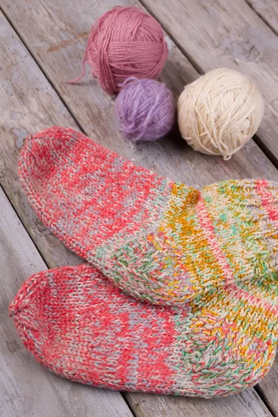 Par de meias de lã multicoloridas — Fotografia de Stock