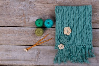 Turkuaz eşarp ile çiçek süsleme