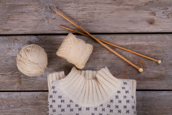스웨터, skeins과 나무 바늘 — 스톡 사진