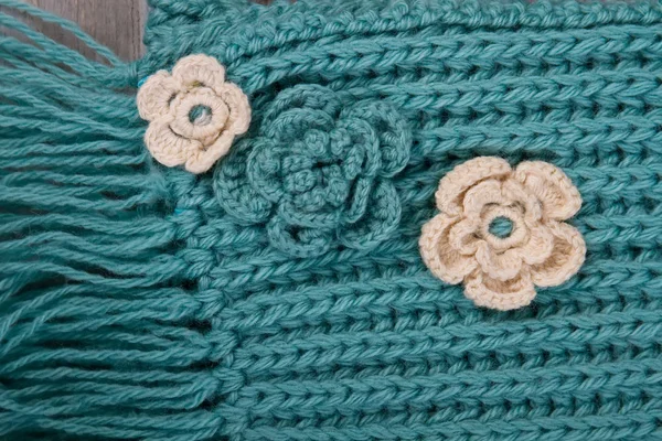 Blumenschmuck auf türkisfarbenem Schal — Stockfoto