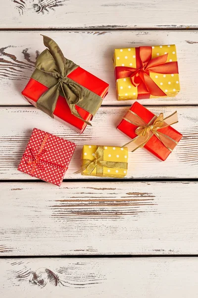 Geschenkschachteln auf Holzgrund — Stockfoto