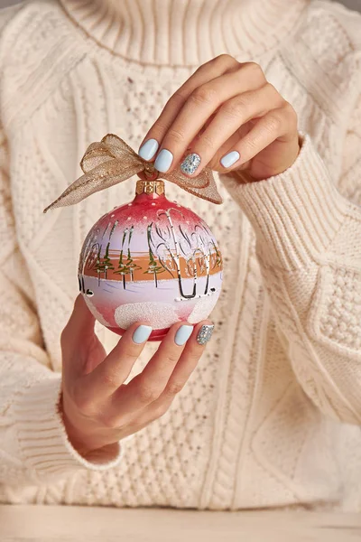 Mujer sosteniendo mano pintado bauble — Foto de Stock