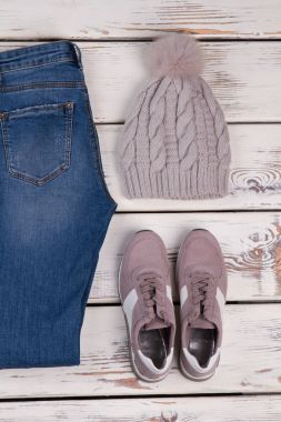 Kot pantolon, spor ayakkabı ve örme şapka