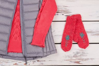 Kırmızı el örme eldivenler