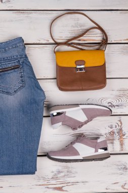 Kot pantolon, çanta ve spor ayakkabı