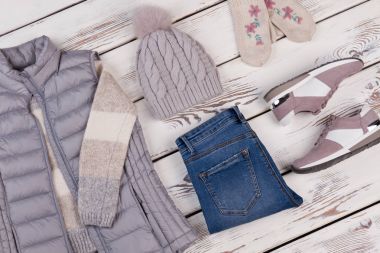 Düzenli kot pantolon ve sıcak giysiler