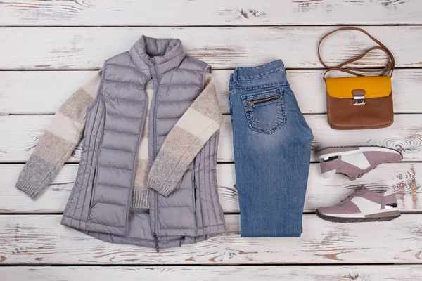 Suéter, chaleco y jeans regulares —  Fotos de Stock
