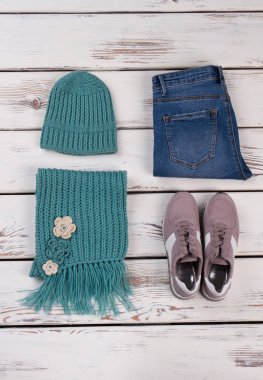 Takke, eşarp, kot pantolon ve spor ayakkabı