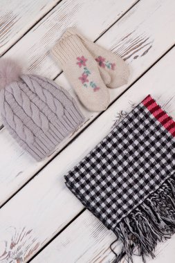 El yapımı şapka ve kareli atkı