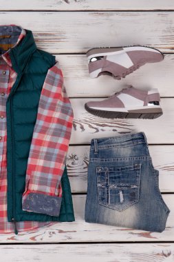 Kot pantolon ve onay pazen gömlek