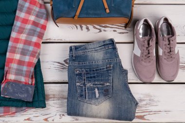 Yıkama ve sıkıntılı kot