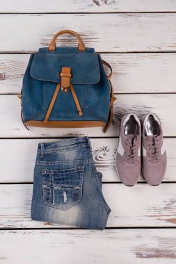 Grunge kot pantolon ve spor ayakkabı