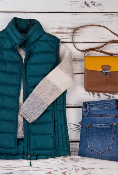 Kapitone yelek, kot pantolon ve çanta