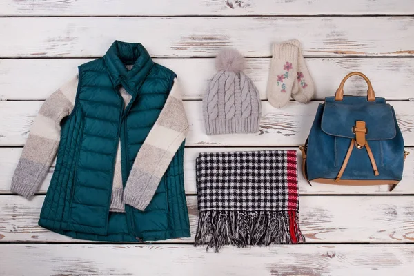 Kış giysileri ve deri sırt çantası