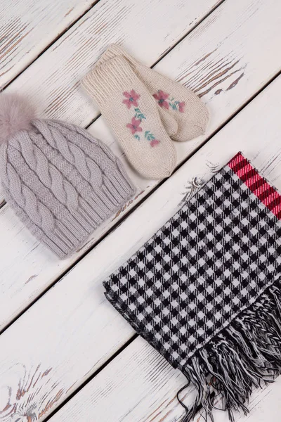 El yapımı şapka ve kareli atkı