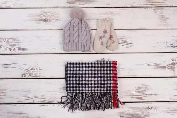 El yapımı şapka ve eldiven