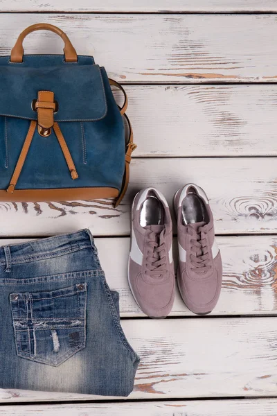 Jeans, sneakers och ryggsäck — Stockfoto