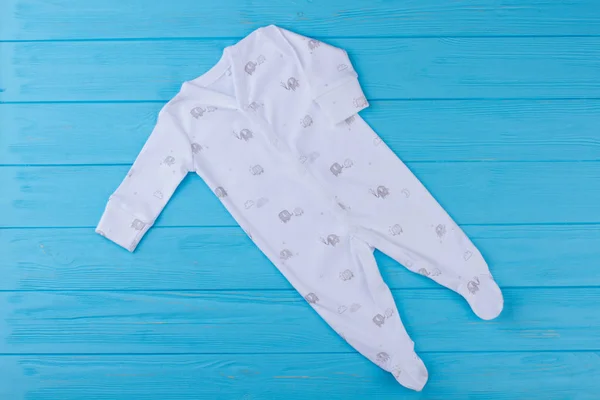 Ovanifrån vit baby pyjamas. — Stockfoto