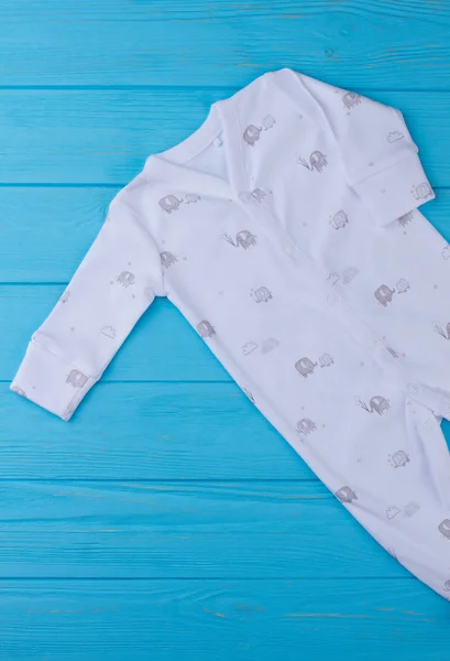 Hylsa av spädbarn pojke kläder, ovanifrån. — Stockfoto