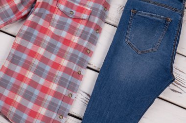 Kot pantolon ve gömlek kombinasyonu