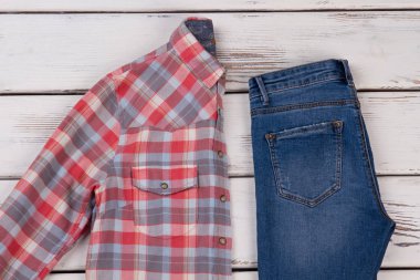 Onay pazen tişört ve kot pantolon