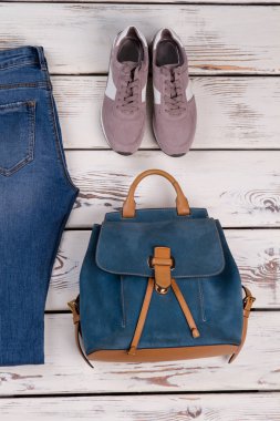 Spor ayakkabı ve deri sırt çantası