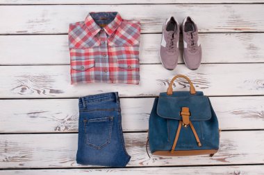 Ahşap arka plan üzerinde elbise katlanmış