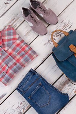 Onay tişört ve kot pantolon