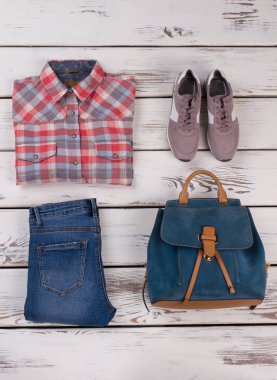 Klasik pazen tişört ve kot pantolon