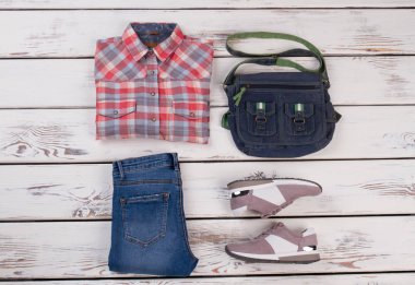 Pazen gömlek ve düzenli kot