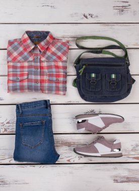 Gömlek ve düzenli kot kontrol