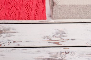 Ahşap zemin üzerine örme kazak