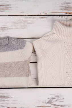 El yapımı bej pullovers