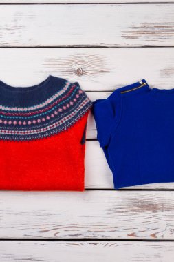 Ahşap arka plan üzerinde kadın kazak