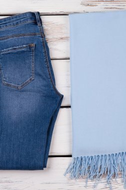 Düzenli kot pantolon ve Kaşmir Eşarp