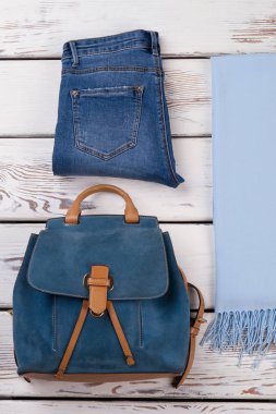 Kot pantolon, sırt çantası ve eşarp