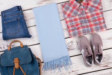 Klasik kot pantolon ve gömlek kombinasyonu