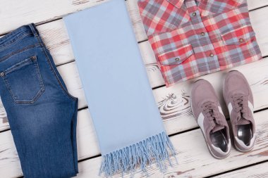 Düz kot pantolon ve ekose gömlek