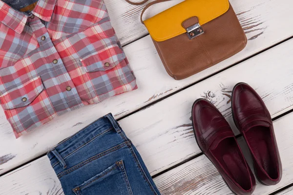 Vaqueros, camisa, zapatos y bolso — Foto de Stock