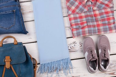 kadın giysileri kümesi