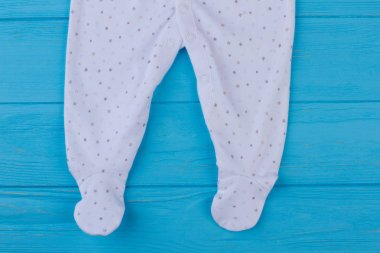 Beyaz çocuk yün pantolon kadar kapatın.