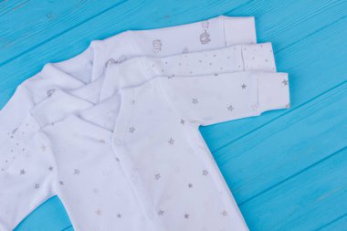 Beyaz çocuk bebek pijama kapatın.