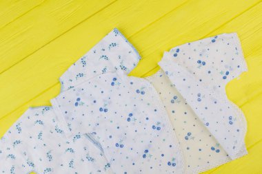 İki cutton bebek giysileri kapatın.