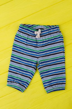 Yatay renkli çizgili çocuk gömlek.